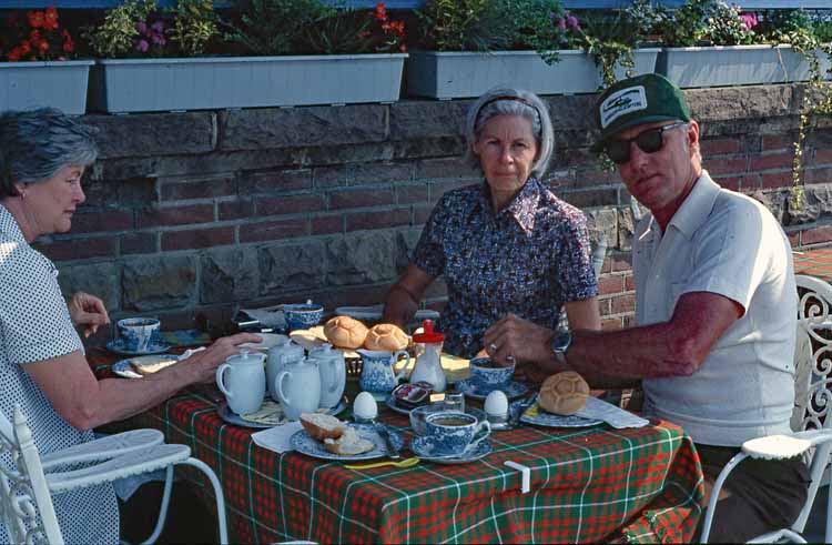 outdoor breakfast